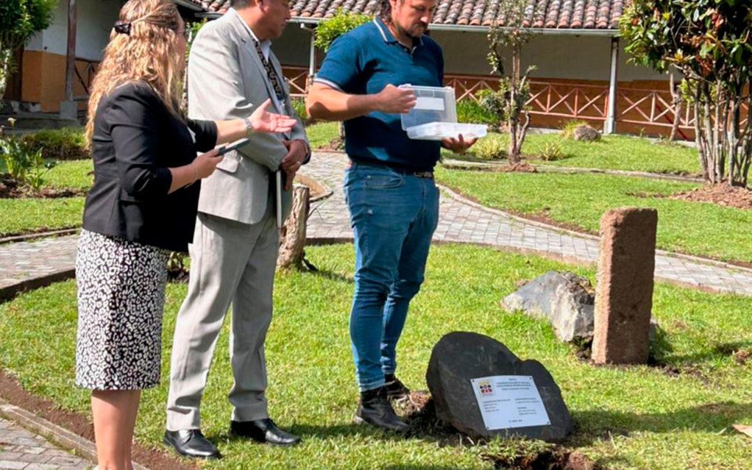 Colocación placa sitio arqueológico