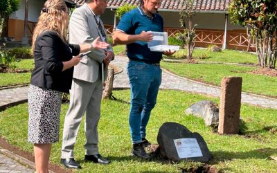 Colocación placa sitio arqueológico